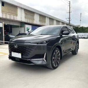 Le Changan UNI-K 2021 2.0T est un SUV moderne et sportif équipé d'un moteur essence 2.0 turbo développant environ 233 ch et 390 Nm. Il utilise une boîte automatique Aisin à 8 rapports selon la configuration.
Avec son design distinctif, son habitacle spacieux et ses nombreuses technologies disponibles selon la finition, le UNI-K constitue un SUV particulièrement intéressant pour les conducteurs recherchant confort, puissance et équipements modernes.