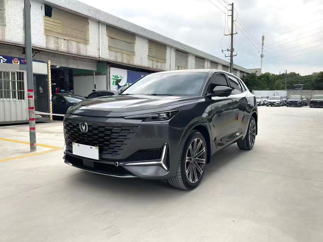 Le Changan UNI-K 2021 2.0T est un SUV moderne et sportif équipé d'un moteur essence 2.0 turbo développant environ 233 ch et 390 Nm. Il utilise une boîte automatique Aisin à 8 rapports selon la configuration.
Avec son design distinctif, son habitacle spacieux et ses nombreuses technologies disponibles selon la finition, le UNI-K constitue un SUV particulièrement intéressant pour les conducteurs recherchant confort, puissance et équipements modernes.