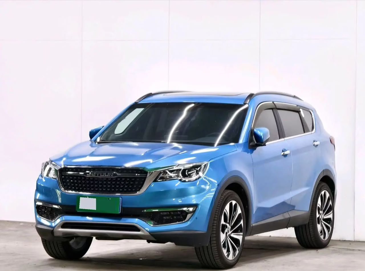 Jetour X70 Plus 1.5T est un SUV familial moderne pouvant accueillir jusqu'à 7 personnes. Il dispose d'un moteur essence turbocompressé 1.5T développant 115 kW à 5 500 tr/min, 60000 km associé à une transmission à double embrayage 6 rapports selon la configuration présentée par Jetour Sénégal.
Avec son design moderne, son habitacle spacieux et ses nombreux équipements de confort et de sécurité, le X70 Plus constitue une solution intéressante pour les familles recherchant un SUV polyvalent au Sénégal.