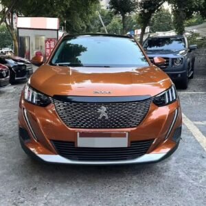 Peugeot 2008 2020 1.2 PureTech Turbo est un SUV urbain compact de nouvelle génération, combinant design moderne, confort de conduite, technologie et motorisation essence turbocompressée.
Selon la version, le moteur 1.2 PureTech est disponible avec différentes puissances et transmissions. La version PureTech 130 développe 130 ch et peut être associée à une boîte automatique EAT8 ou à une boîte manuelle selon la configuration.