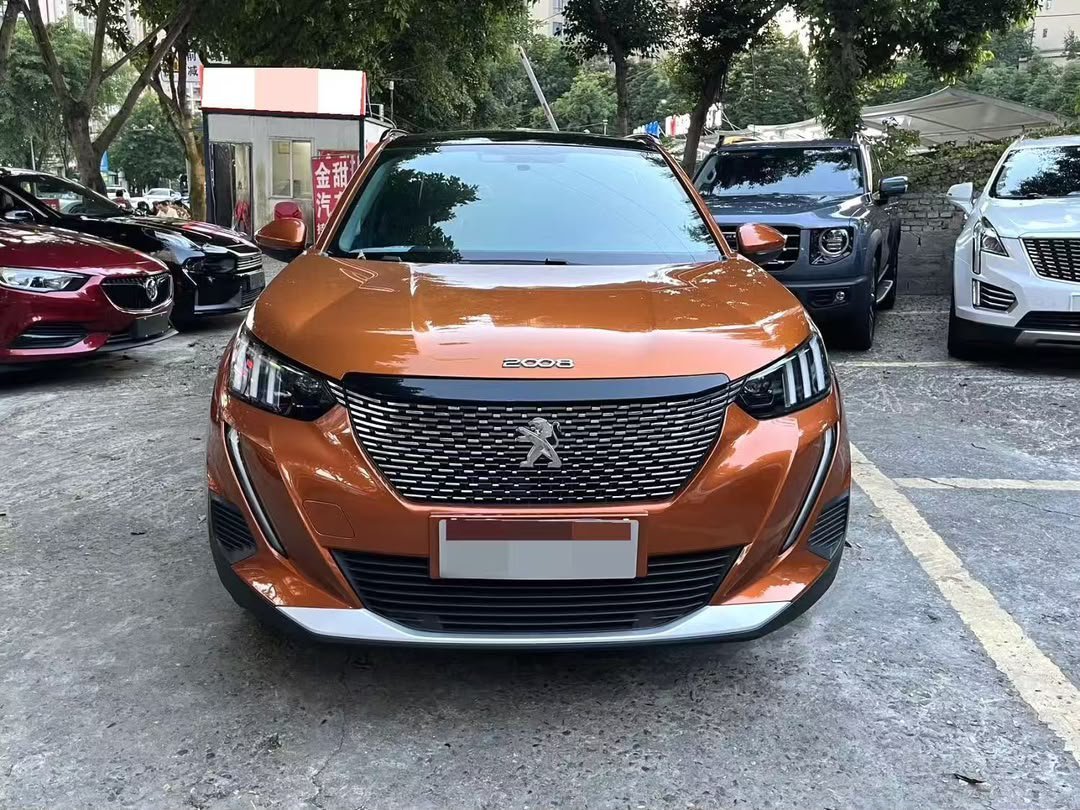 Peugeot 2008 2020 1.2 PureTech Turbo est un SUV urbain compact de nouvelle génération, combinant design moderne, confort de conduite, technologie et motorisation essence turbocompressée.
Selon la version, le moteur 1.2 PureTech est disponible avec différentes puissances et transmissions. La version PureTech 130 développe 130 ch et peut être associée à une boîte automatique EAT8 ou à une boîte manuelle selon la configuration.