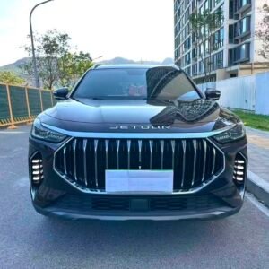 Jetour X70 Plus 2023 1.5T est un SUV familial moderne équipé d'un moteur essence turbo 1,5 litre développant 156 ch et 230 Nm (30000km). Selon la configuration, il est disponible avec une boîte manuelle 6 rapports ou une boîte automatique 6DCT à double embrayage, avec transmission aux roues avant.
Le X70 Plus peut accueillir jusqu'à 7 personnes, ce qui en fait un SUV particulièrement intéressant pour les familles et les utilisateurs recherchant un véhicule spacieux.
