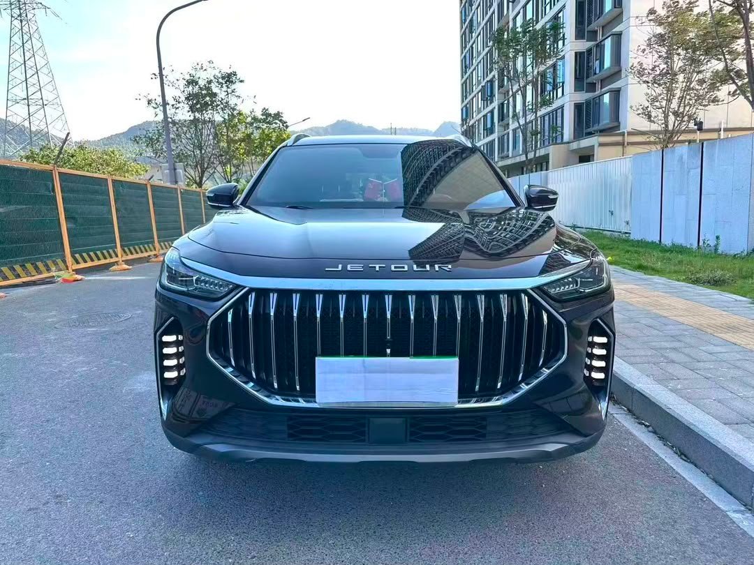 Jetour X70 Plus 2023 1.5T est un SUV familial moderne équipé d'un moteur essence turbo 1,5 litre développant 156 ch et 230 Nm (30000km). Selon la configuration, il est disponible avec une boîte manuelle 6 rapports ou une boîte automatique 6DCT à double embrayage, avec transmission aux roues avant.
Le X70 Plus peut accueillir jusqu'à 7 personnes, ce qui en fait un SUV particulièrement intéressant pour les familles et les utilisateurs recherchant un véhicule spacieux.