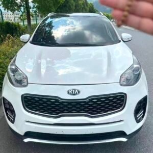 Kia KX5 2017 est un SUV compact de Kia offrant un équilibre entre confort, polyvalence et espace intérieur.
Selon la version et le marché, le KX5 2017 peut être équipé d'un moteur essence 2.0L ou 1.6T turbocompressé, 8000km avec différentes configurations de transmission. Les versions 1.6T peuvent notamment être associées à une boîte 7 rapports à double embrayage, tandis que les versions 2.0L peuvent recevoir une boîte automatique 6 rapports.