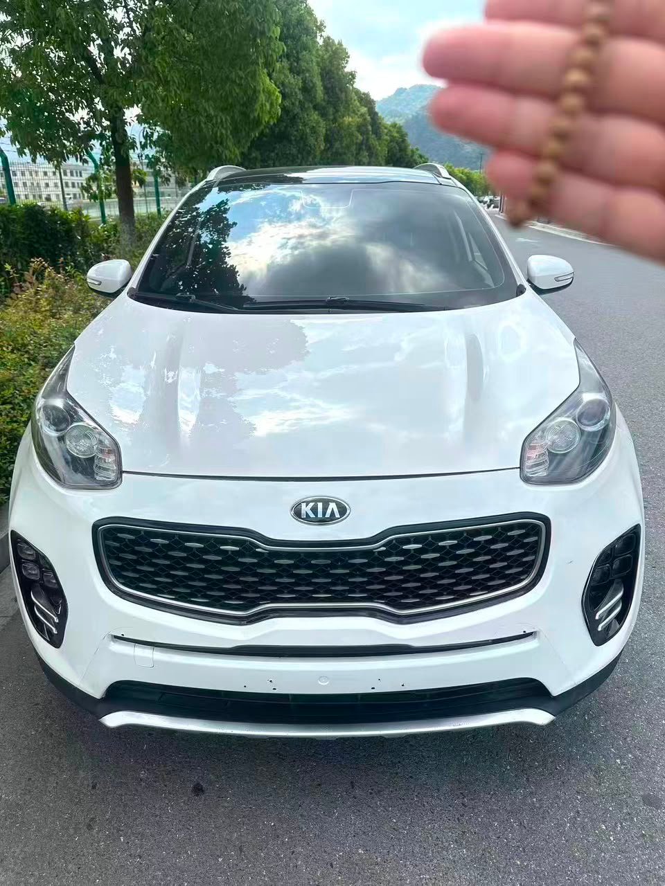 Kia KX5 2017 est un SUV compact de Kia offrant un équilibre entre confort, polyvalence et espace intérieur.
Selon la version et le marché, le KX5 2017 peut être équipé d'un moteur essence 2.0L ou 1.6T turbocompressé, 8000km avec différentes configurations de transmission. Les versions 1.6T peuvent notamment être associées à une boîte 7 rapports à double embrayage, tandis que les versions 2.0L peuvent recevoir une boîte automatique 6 rapports.