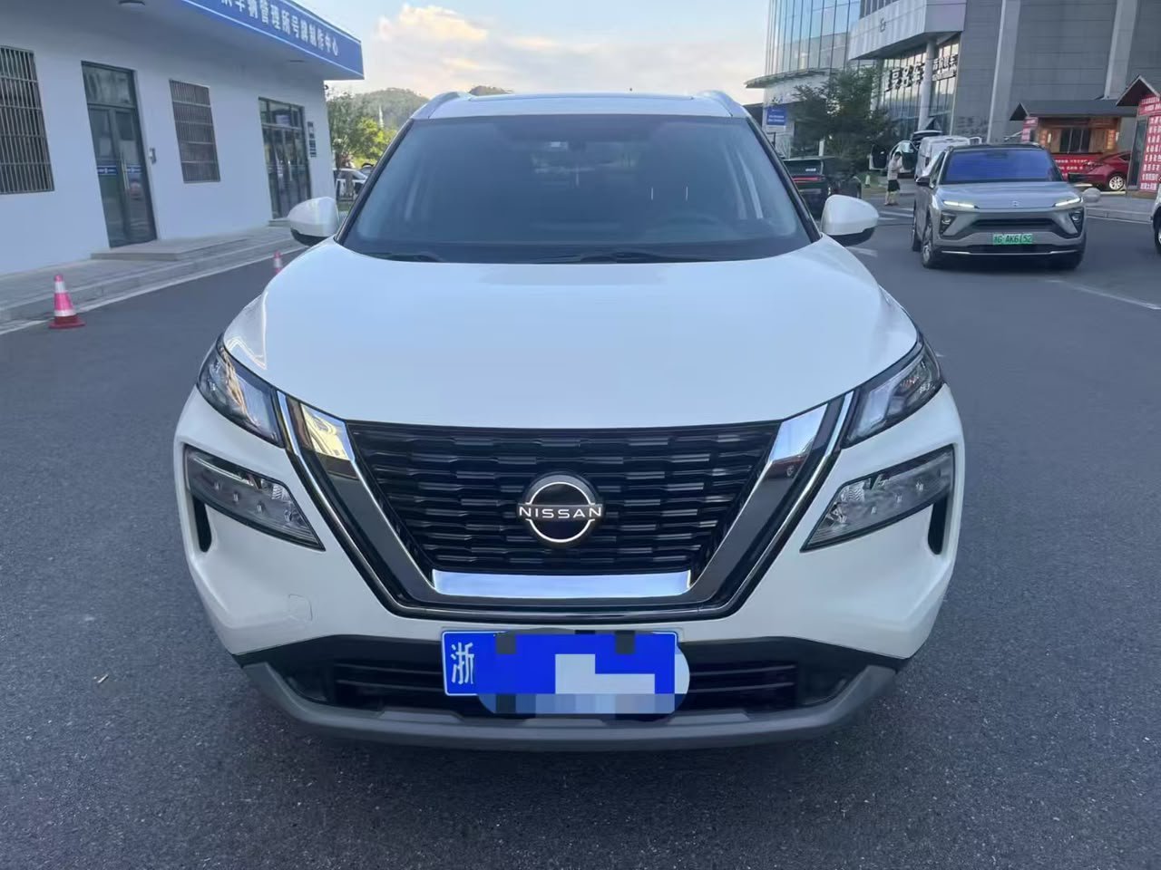 Nissan X-Trail est un SUV familial polyvalent de Nissan, apprécié pour son espace intérieur, son confort et ses capacités adaptées aussi bien à la conduite urbaine qu'aux trajets sur route.
Selon la génération, l'année et la finition, le X-Trail existe avec différentes motorisations essence ou diesel, ainsi qu'avec des transmissions manuelles, automatiques ou CVT. Certaines versions disposent également d'une transmission intégrale 4x4 / AWD.8