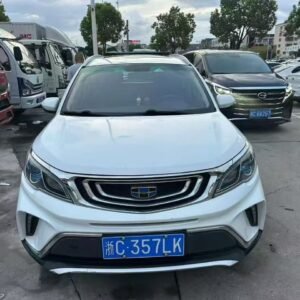 Geely Yuanjing X3, également commercialisé sous le nom Geely Vision X3, est un SUV/crossover compact lancé en 2017 par Geely, 80000 km parcourue. Il est équipé d'un moteur essence 1.5L développant environ 102 ch, associé selon la version à une boîte manuelle 5 rapports ou à une boîte automatique 4 rapports.
Avec ses 5 places, son format compact et sa position de conduite surélevée, le Yuanjing X3 est particulièrement adapté aux déplacements urbains, familiaux et quotidiens.