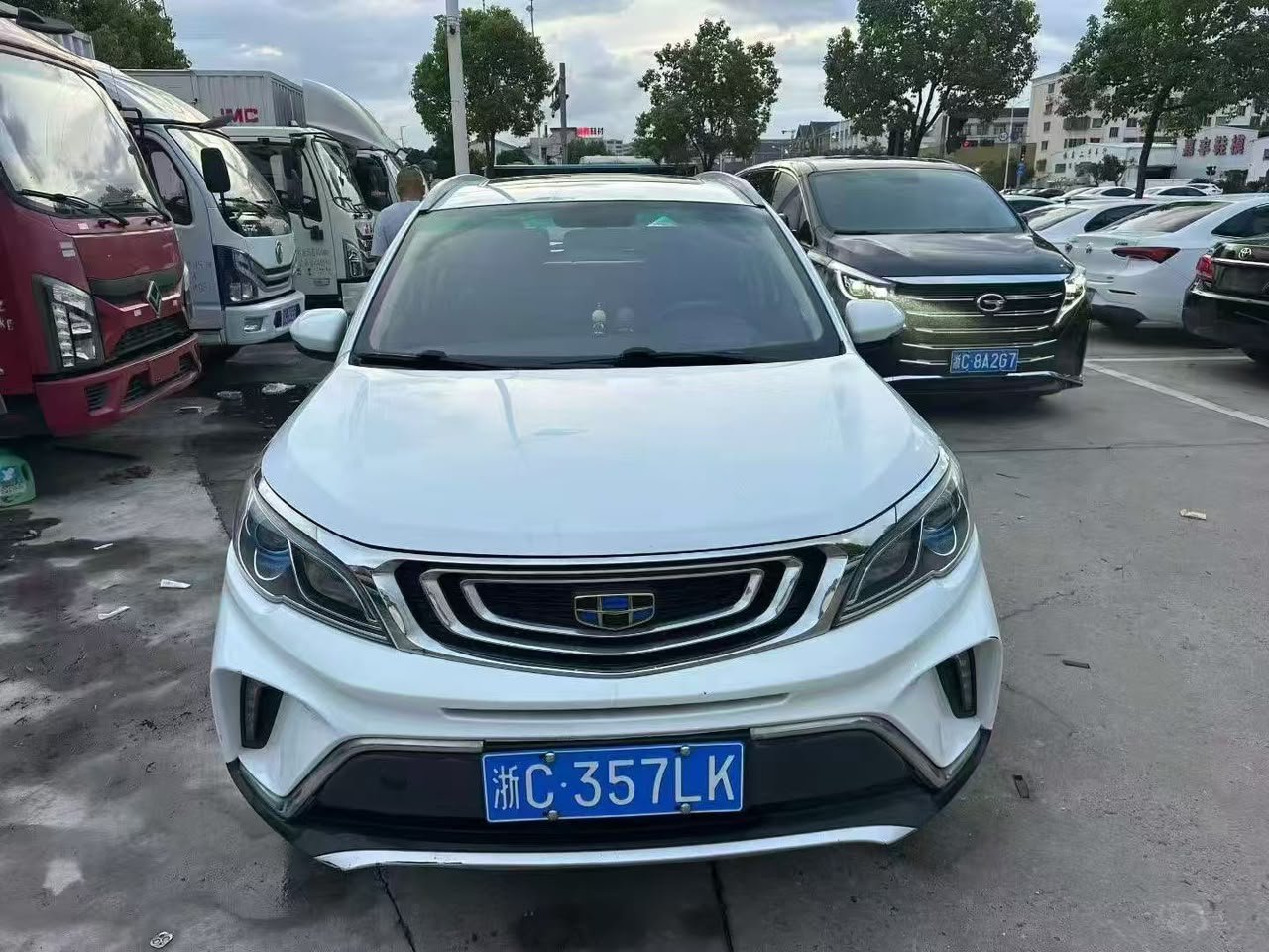Geely Yuanjing X3, également commercialisé sous le nom Geely Vision X3, est un SUV/crossover compact lancé en 2017 par Geely, 80000 km parcourue. Il est équipé d'un moteur essence 1.5L développant environ 102 ch, associé selon la version à une boîte manuelle 5 rapports ou à une boîte automatique 4 rapports.
Avec ses 5 places, son format compact et sa position de conduite surélevée, le Yuanjing X3 est particulièrement adapté aux déplacements urbains, familiaux et quotidiens.