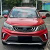 Geely Vision X3 1.5L automatique est un SUV compact essence à 5 places,km 40000 lancé en 2017. Il est équipé d'un moteur essence 1,5 litre et, selon la version, d'une boîte automatique à 4 rapports.
Avec son format compact, sa position de conduite surélevée et sa configuration 5 portes, le Vision X3 convient particulièrement aux déplacements urbains, familiaux et quotidiens.