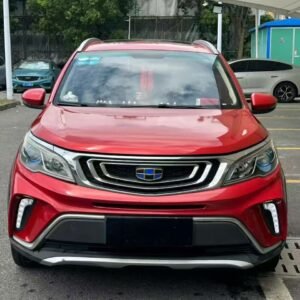 Geely Vision X3 1.5L automatique est un SUV compact essence à 5 places,km 40000 lancé en 2017. Il est équipé d'un moteur essence 1,5 litre et, selon la version, d'une boîte automatique à 4 rapports.
Avec son format compact, sa position de conduite surélevée et sa configuration 5 portes, le Vision X3 convient particulièrement aux déplacements urbains, familiaux et quotidiens.