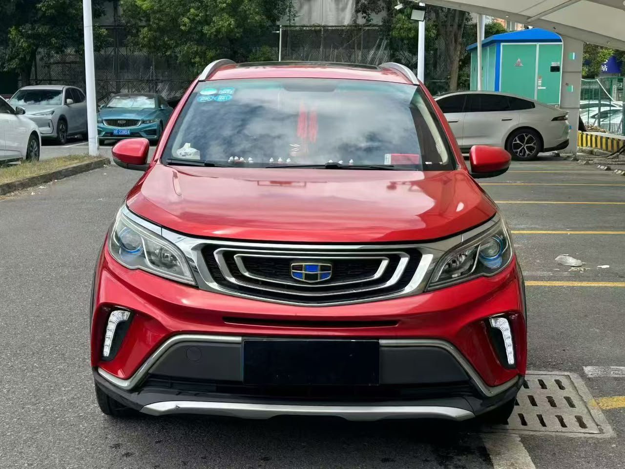 Geely Vision X3 1.5L automatique est un SUV compact essence à 5 places,km 40000 lancé en 2017. Il est équipé d'un moteur essence 1,5 litre et, selon la version, d'une boîte automatique à 4 rapports.
Avec son format compact, sa position de conduite surélevée et sa configuration 5 portes, le Vision X3 convient particulièrement aux déplacements urbains, familiaux et quotidiens.