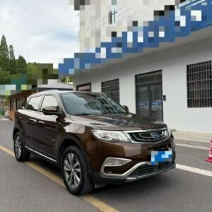 Geely Boyue 2017 est un SUV compact 5 places 87000 km de la marque Geely. Lancé en 2016, le Boyue de première génération était proposé notamment avec des moteurs 1.8T et 2.0L, associés selon les versions à une boîte manuelle 6 rapports ou automatique 6 rapports.
La version 1.8TD automatique constitue une configuration particulièrement intéressante, avec un moteur turbo essence développant jusqu'à 135 kW (environ 184 ch) et 285 Nm selon les spécifications de Geely.