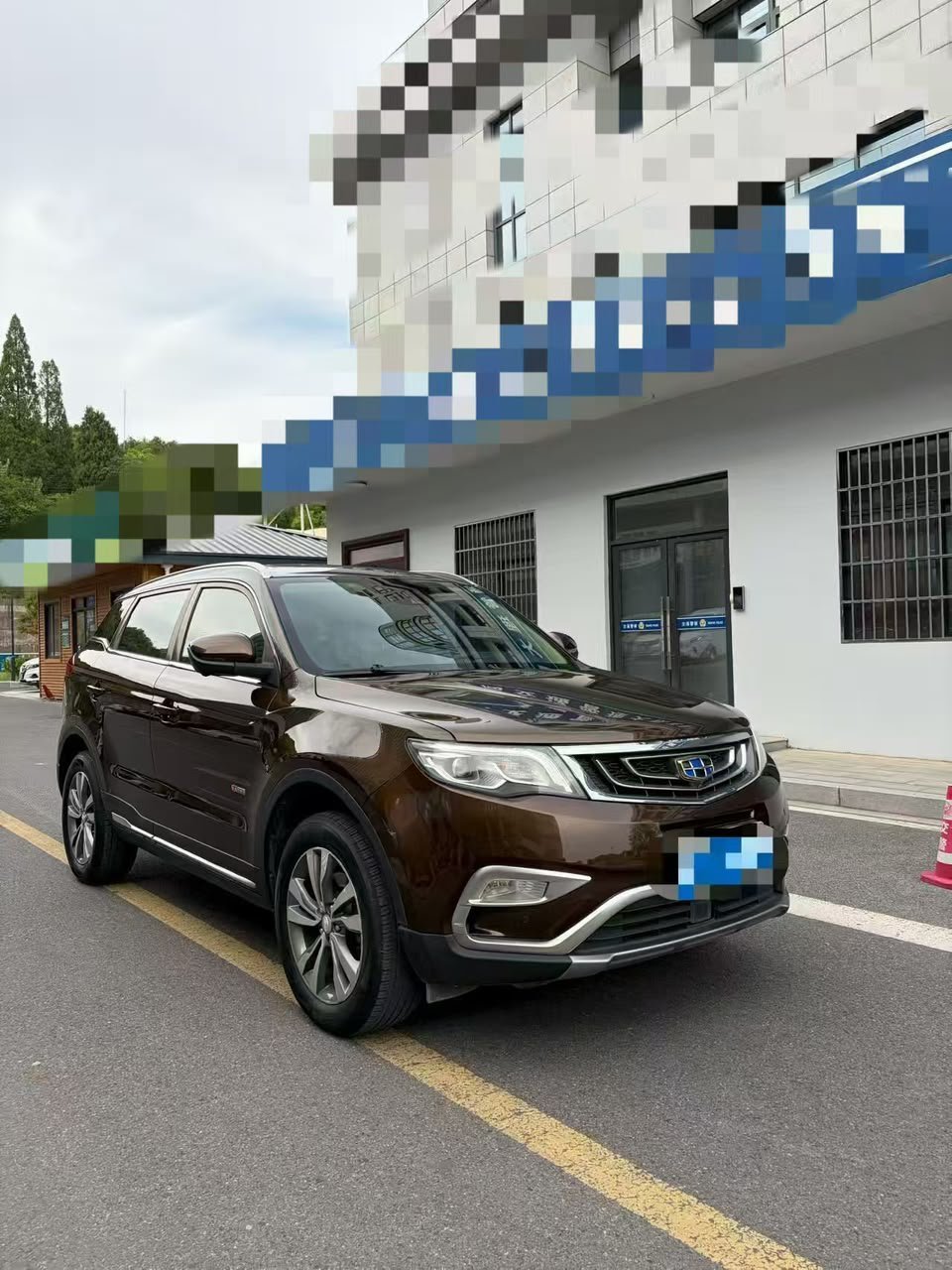 Geely Boyue 2017 est un SUV compact 5 places 87000 km de la marque Geely. Lancé en 2016, le Boyue de première génération était proposé notamment avec des moteurs 1.8T et 2.0L, associés selon les versions à une boîte manuelle 6 rapports ou automatique 6 rapports.
La version 1.8TD automatique constitue une configuration particulièrement intéressante, avec un moteur turbo essence développant jusqu'à 135 kW (environ 184 ch) et 285 Nm selon les spécifications de Geely.