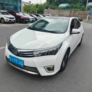 Toyota Corolla 2016 essence est une berline compacte de la génération E170, conçue pour offrir confort, fiabilité et polyvalence au quotidien.
Selon le marché et la finition, la Corolla 2016 essence peut recevoir différentes motorisations et transmissions. Certaines versions E170 restylées sont notamment équipées d'un moteur essence 1.6 L associé à une boîte manuelle ou à une transmission CVT.