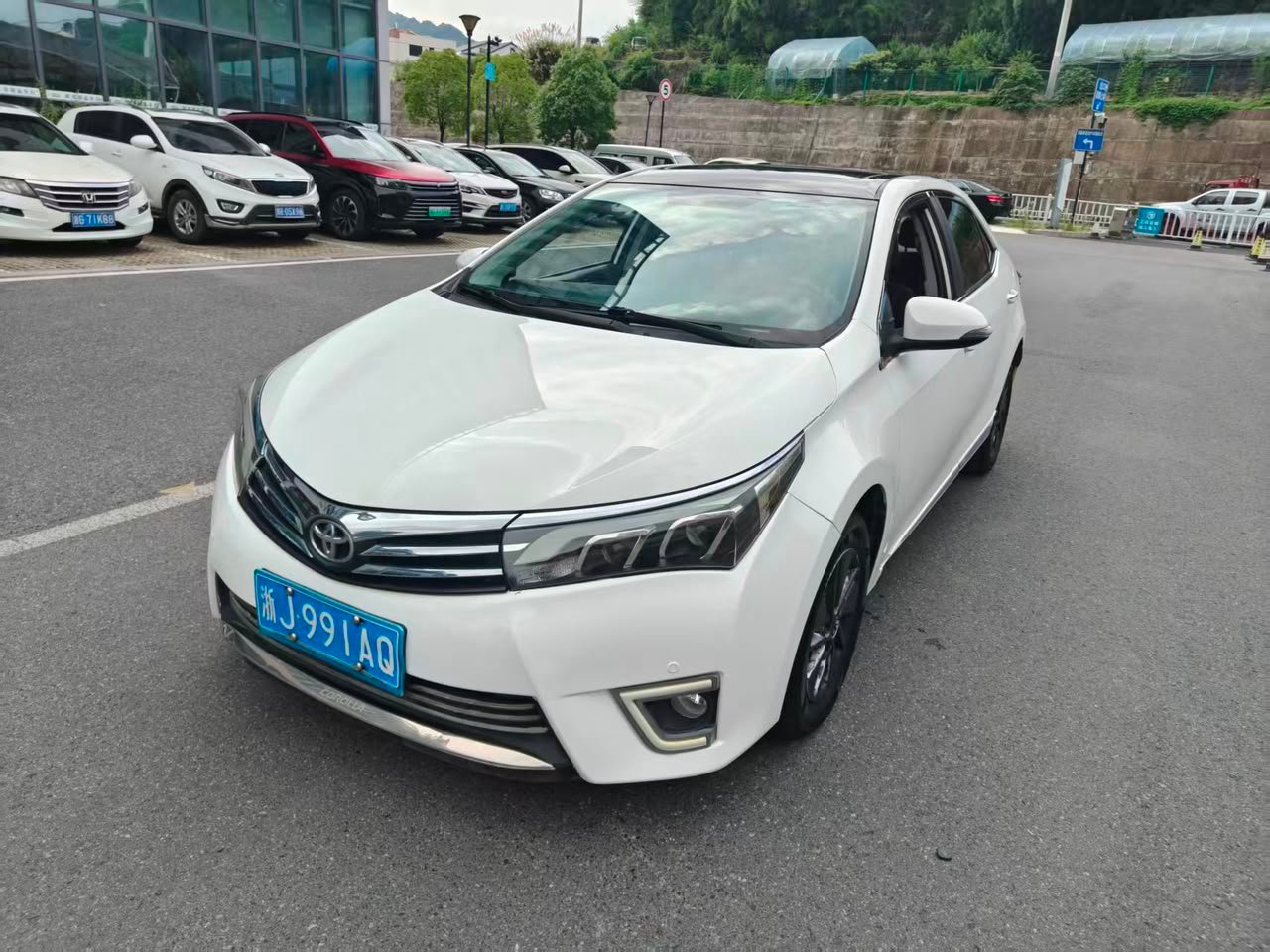 Toyota Corolla 2016 essence est une berline compacte de la génération E170, conçue pour offrir confort, fiabilité et polyvalence au quotidien.
Selon le marché et la finition, la Corolla 2016 essence peut recevoir différentes motorisations et transmissions. Certaines versions E170 restylées sont notamment équipées d'un moteur essence 1.6 L associé à une boîte manuelle ou à une transmission CVT.