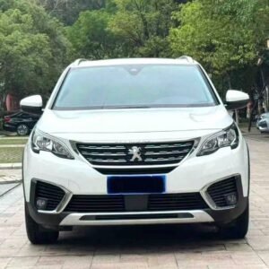 Peugeot 5008 2017 est un SUV familial de deuxième génération 106milles km/h offrant une configuration 7 places, un intérieur modulable et une large gamme de motorisations essence et diesel. Il combine espace, confort, technologie et polyvalence pour les déplacements quotidiens comme pour les longs trajets.