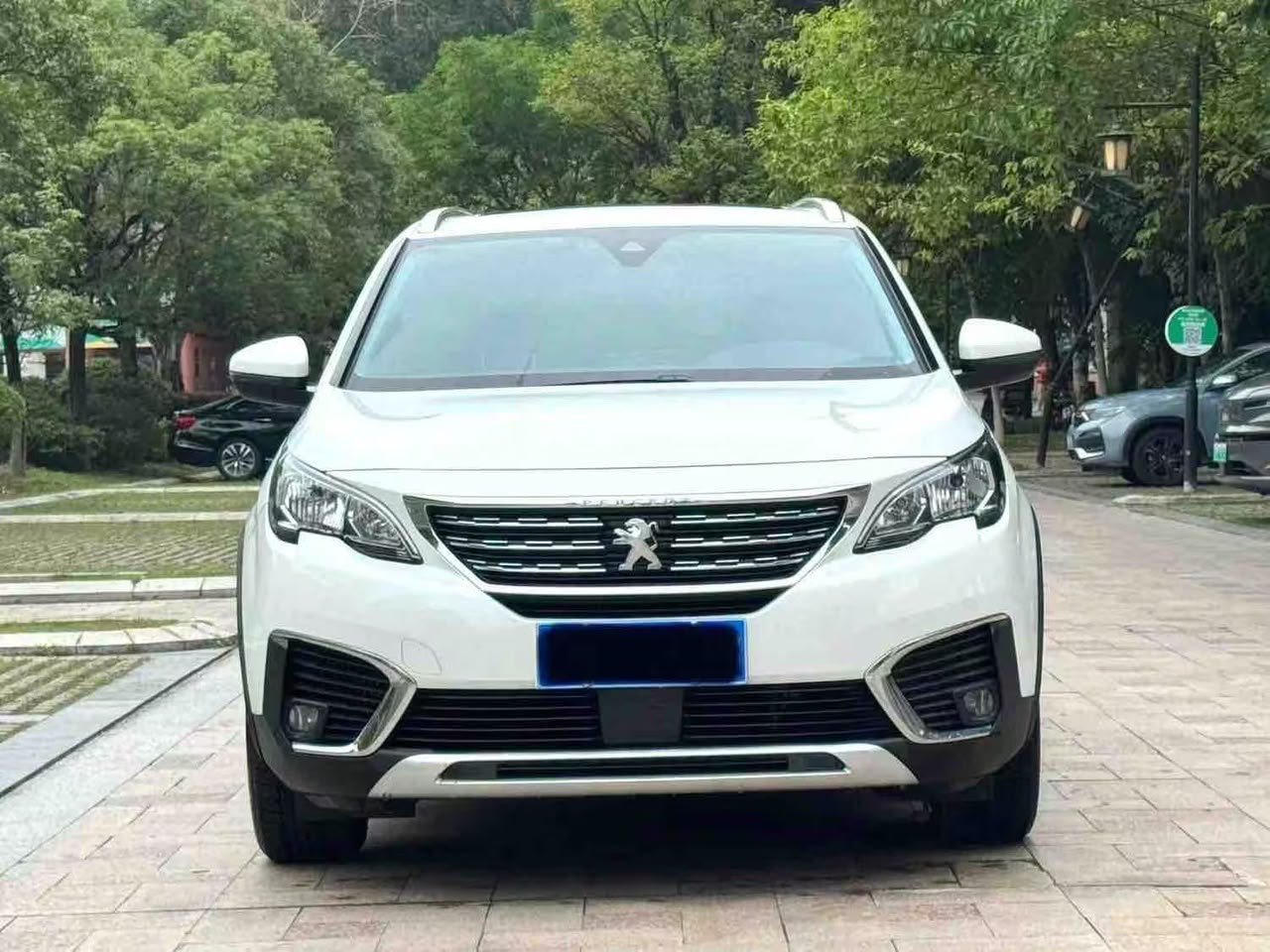 Peugeot 5008 2017 est un SUV familial de deuxième génération 106milles km/h offrant une configuration 7 places, un intérieur modulable et une large gamme de motorisations essence et diesel. Il combine espace, confort, technologie et polyvalence pour les déplacements quotidiens comme pour les longs trajets.
