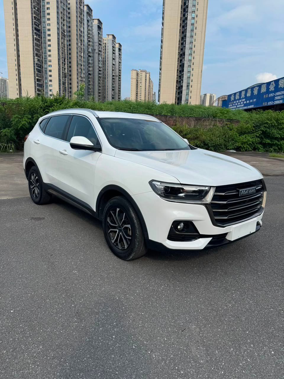 Haval H6 2022 est un SUV moderne de la marque Haval, appartenant au groupe Great Wall Motor (GWM). Il associe design moderne, espace intérieur, technologies embarquées et confort de conduite. Selon la version et le marché, le H6 2022 est disponible avec différentes motorisations essence ou hybrides