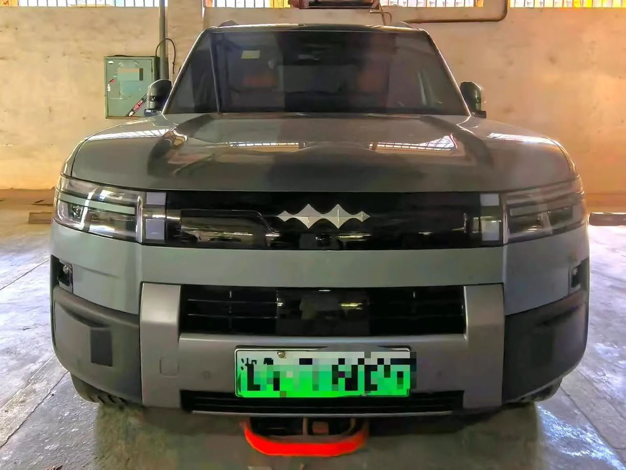 Formula Leopard Titanium 7 2025 1.5T PHEV, officiellement Fangchengbao Titanium 7, est un SUV hybride rechargeable de nouvelle génération combinant un moteur essence 1.5T et une motorisation électrique.
Selon la version, il est proposé en 2 roues motrices ou 4 roues motrices électriques, avec jusqu'à 190 km d'autonomie en mode électrique selon le cycle CLTC.