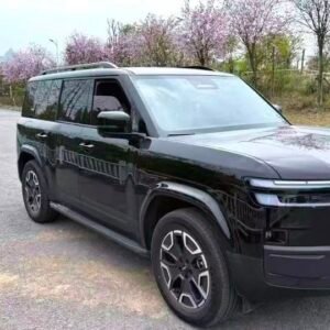 Fangchengbao Titanium 7 1.5T hybride rechargeable est un SUV moderne combinant un moteur thermique 1.5T et une motorisation électrique. Disponible en versions deux roues motrices et quatre roues motrices selon la configuration, il associe autonomie électrique, performances, confort et technologies modernes.