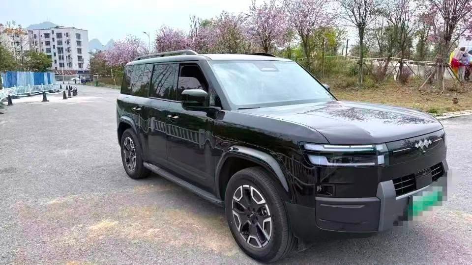 Fangchengbao Titanium 7 1.5T hybride rechargeable est un SUV moderne combinant un moteur thermique 1.5T et une motorisation électrique. Disponible en versions deux roues motrices et quatre roues motrices selon la configuration, il associe autonomie électrique, performances, confort et technologies modernes.