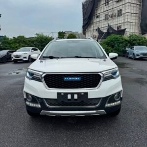 Haval H1 2017 1.5L est un SUV compact de la marque Haval, appartenant au groupe Great Wall Motor. Il est équipé d'un moteur essence 1.5 litre développant 106 ch et 138 Nm. Selon la finition, il est disponible avec une boîte manuelle 5 rapports ou une transmission automatique AMT 6 rapports.
