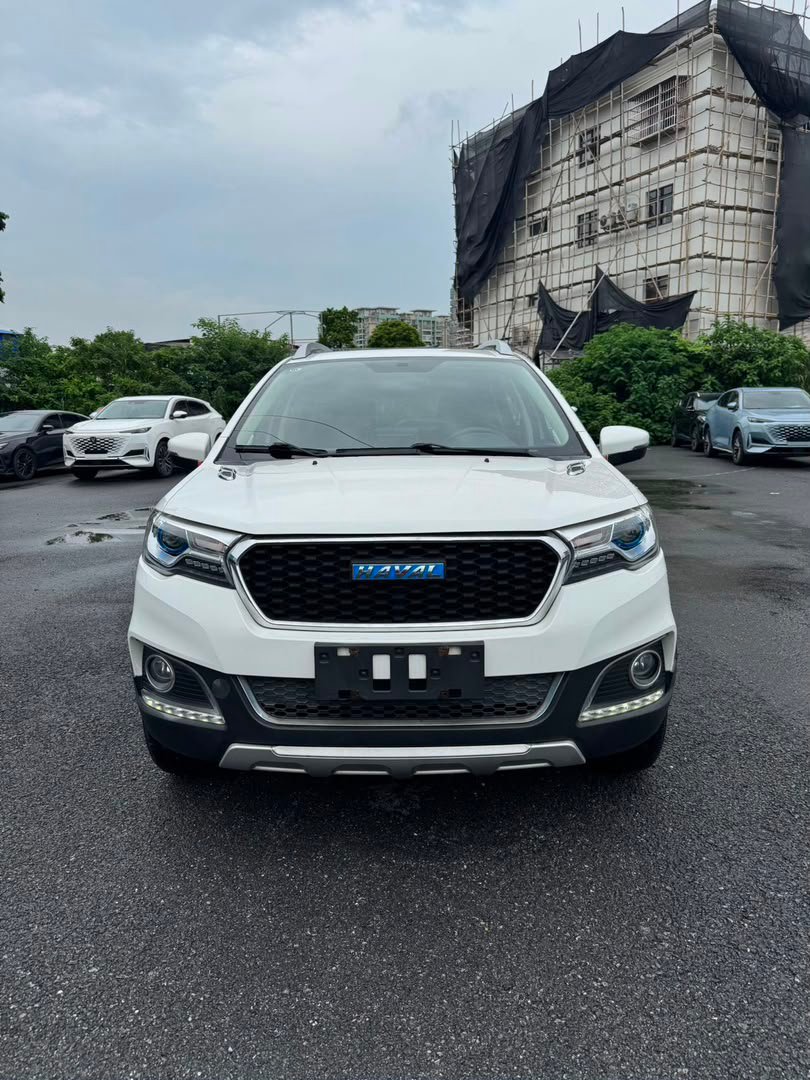 Haval H1 2017 1.5L est un SUV compact de la marque Haval, appartenant au groupe Great Wall Motor. Il est équipé d'un moteur essence 1.5 litre développant 106 ch et 138 Nm. Selon la finition, il est disponible avec une boîte manuelle 5 rapports ou une transmission automatique AMT 6 rapports.