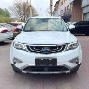 Geely Boyue 2018 Sport 1.8TD 4WD Zhizun, un SUV compact équipé d'un moteur 1.8 Turbo essence de 184 ch, d'une boîte automatique 6 rapports et d'une transmission intégrale 4WD. Une configuration conçue pour offrir polyvalence, confort et dynamisme au quotidien.