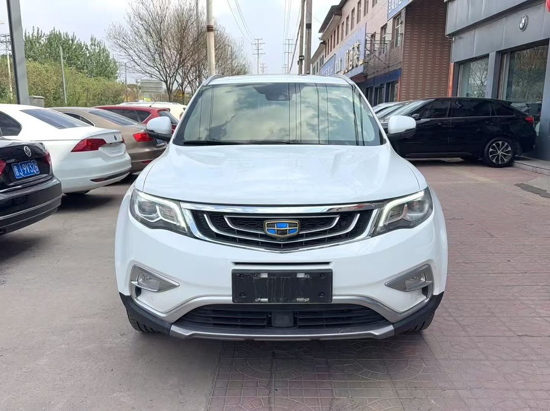 Geely Boyue 2018 Sport 1.8TD 4WD Zhizun, un SUV compact équipé d'un moteur 1.8 Turbo essence de 184 ch, d'une boîte automatique 6 rapports et d'une transmission intégrale 4WD. Une configuration conçue pour offrir polyvalence, confort et dynamisme au quotidien.