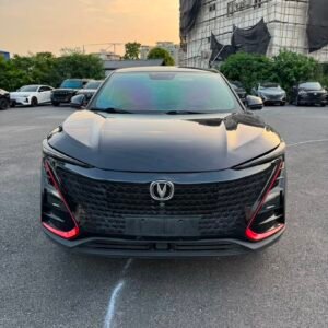 Changan UNI-V iDD 2024 est une berline sportive hybride rechargeable PHEV combinant un moteur essence 1.5L et une motorisation électrique.
La version 2024 dispose d'une batterie LFP de 19 kWh et offre jusqu'à 136 km d'autonomie électrique selon le cycle CLTC. Sa puissance électrique maximale annoncée atteint 158 kW (215 ch) et son couple maximal est 330 nm