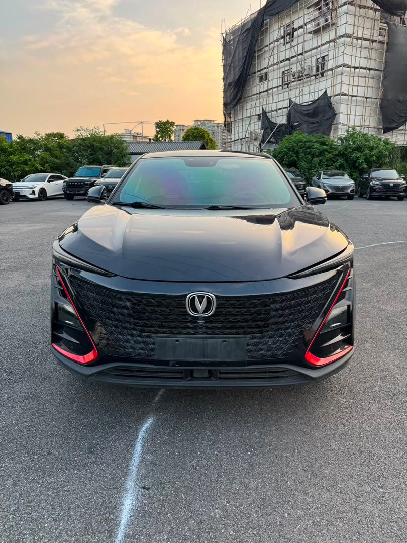 Changan UNI-V iDD 2024 est une berline sportive hybride rechargeable PHEV combinant un moteur essence 1.5L et une motorisation électrique.
La version 2024 dispose d'une batterie LFP de 19 kWh et offre jusqu'à 136 km d'autonomie électrique selon le cycle CLTC. Sa puissance électrique maximale annoncée atteint 158 kW (215 ch) et son couple maximal est 330 nm