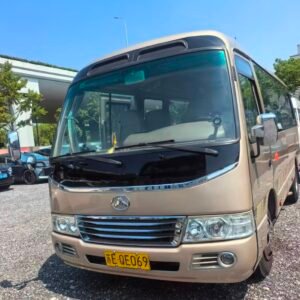 Jiangling Jingma Minibus Guo V est un véhicule conçu pour le transport collectif de passagers. Selon sa configuration, il peut convenir aux entreprises de transport, aux navettes professionnelles, aux déplacements de groupes et à certaines activités touristiques. Sa capacité d'accueil, sa motorisation et ses équipements dépendent de la version exacte. La mention Guo V correspond à une norme chinoise d'émissions polluantes. Jusqu'au Port de Dakar