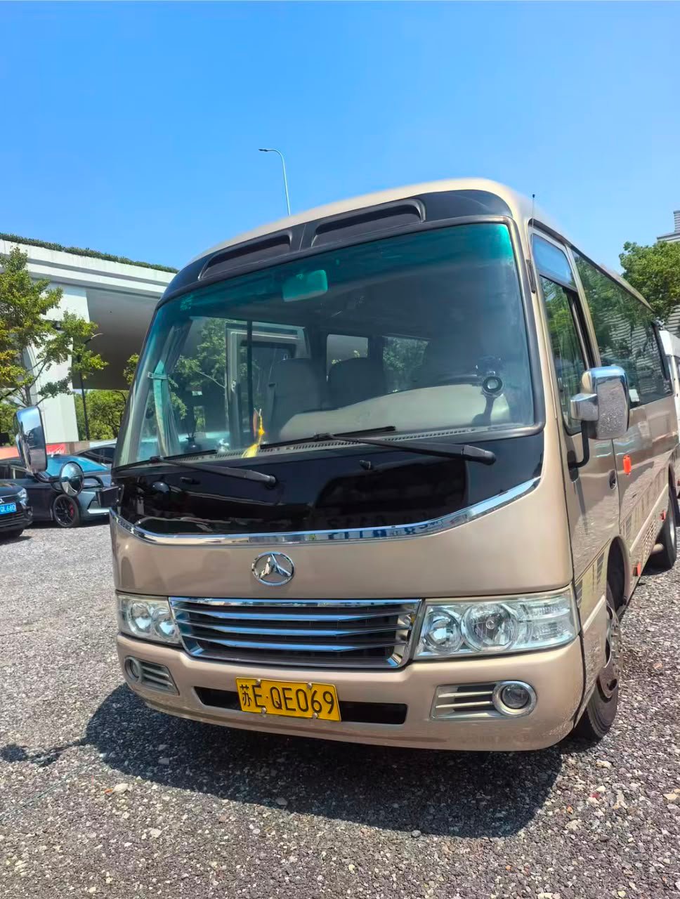 Jiangling Jingma Minibus Guo V est un véhicule conçu pour le transport collectif de passagers. Selon sa configuration, il peut convenir aux entreprises de transport, aux navettes professionnelles, aux déplacements de groupes et à certaines activités touristiques. Sa capacité d'accueil, sa motorisation et ses équipements dépendent de la version exacte. La mention Guo V correspond à une norme chinoise d'émissions polluantes. Jusqu'au Port de Dakar