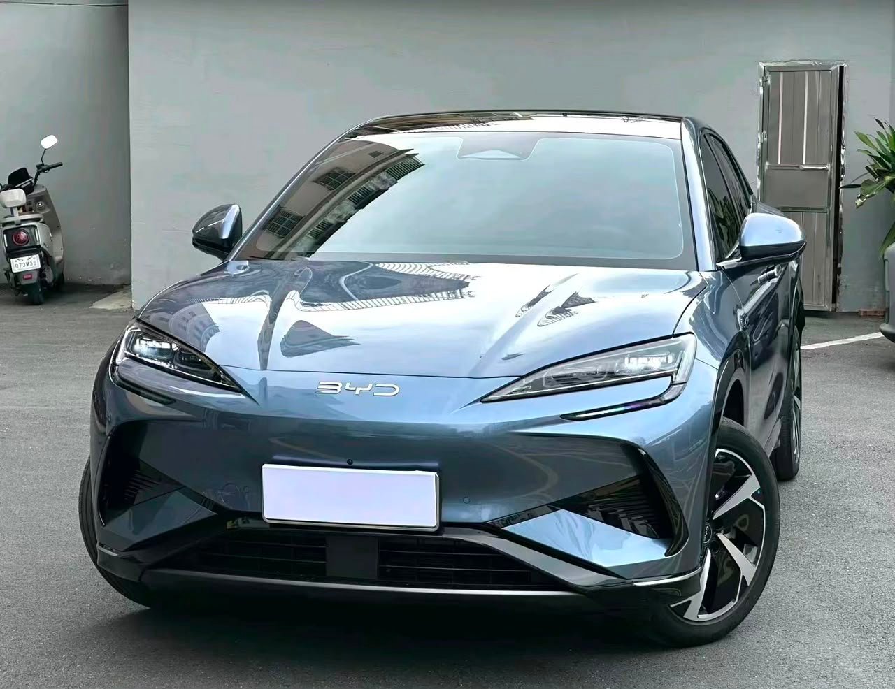 BYD Sea Lion 07 EV est un SUV 100 % électrique du constructeur chinois BYD. Lancé en 2024, il associe un design moderne, un habitacle technologique et plusieurs configurations de motorisation électrique kilométrage : 36000 km