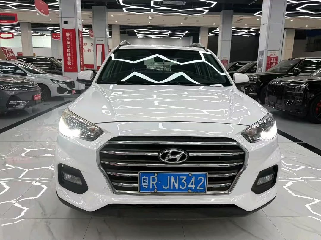 Hyundai ix35 2018 2.0 GLS est un SUV conçu pour offrir un bon compromis entre confort, espace intérieur et polyvalence. Sa silhouette moderne, sa position de conduite surélevée et son habitacle spacieux en font un véhicule adapté aux déplacements quotidiens et aux voyages. La motorisation 2.0 offre une conduite polyvalente, tandis que les équipements peuvent varier selon la finition et le marché d'origine.La Tesla Model Y 2021 est un SUV 100 % électrique qui associe design moderne, performances dynamiques et technologies embarquées. Son habitacle spacieux peut accueillir cinq personnes et son espace de chargement convient aux déplacements quotidiens comme aux voyages. Disponible en plusieurs configurations selon le marché, elle propose différentes autonomies et performances. Elle constitue une option intéressante pour les automobilistes souhaitant passer à la mobilité électrique. jusqu'au Port de Dakar