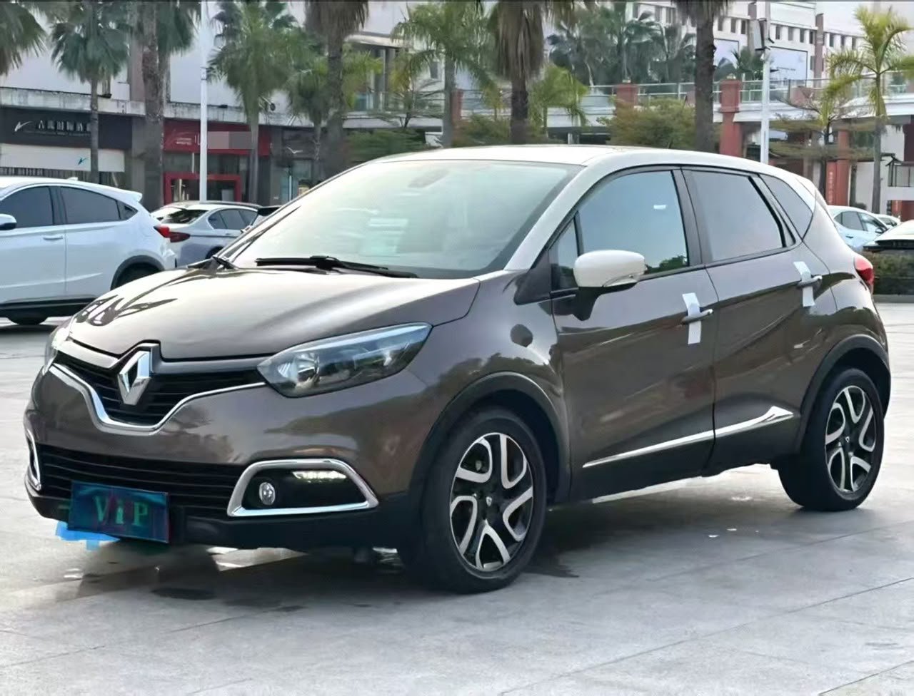 Renault Captur Style Urban 1.2 est un SUV compact conçu pour associer style, confort et polyvalence.Boite Automatique. Année 2015 .Avec son design distinctif et son format adapté aux déplacements quotidiens, il constitue une option intéressante pour les automobilistes recherchant un véhicule urbain polyvalent.
kilométrage 62000 km .Jusqu'au Port De Dakar