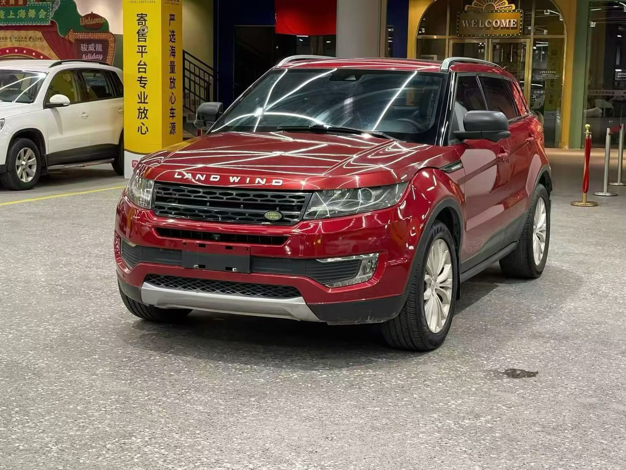 Découvrez le Landwind X7 2.0T, un SUV qui associe un design extérieur élégant. Année 2016 une silhouette dynamique et une motorisation essence turbocompressée. Avec son allure robuste et son habitacle conçu pour le confort, le Landwind X7 représente une option intéressante pour les conducteurs à la recherche d'un SUV polyvalent pour leurs déplacements quotidiens et leurs voyages. Jusqu'au Port Dakar