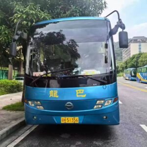 Le bus Yutong est un véhicule de transport collectif conçu pour répondre aux besoins des entreprises de transport, des opérateurs de mobilité, des établissements scolaires et des organisations professionnelles. Selon le modèle, il peut être destiné au transport urbain, aux déplacements interurbains ou aux voyages longue distance. Les dimensions, la capacité en passagers, la motorisation et les équipements varient selon la version. Jusqu'au Port de Dakar