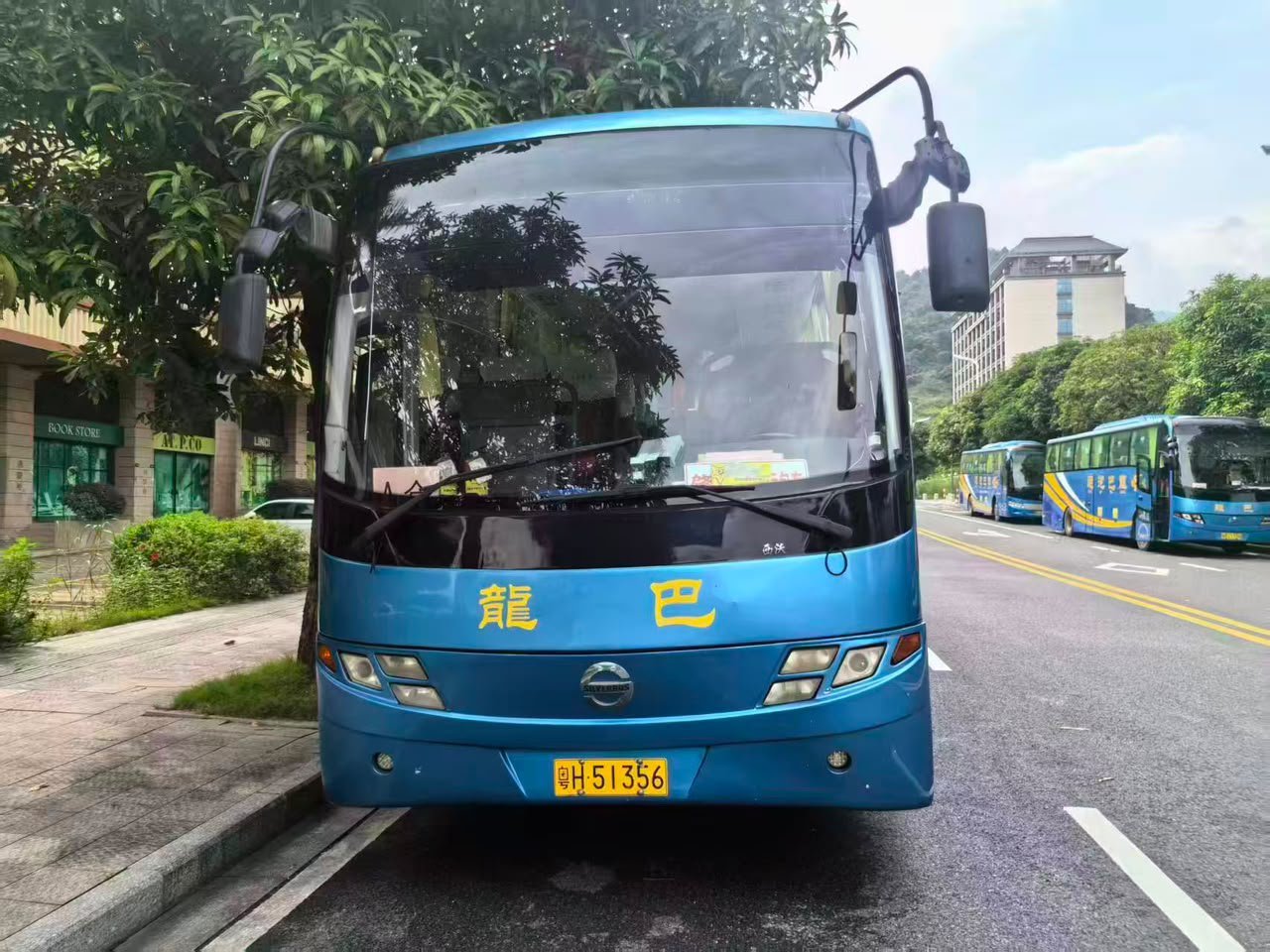 Le bus Yutong est un véhicule de transport collectif conçu pour répondre aux besoins des entreprises de transport, des opérateurs de mobilité, des établissements scolaires et des organisations professionnelles. Selon le modèle, il peut être destiné au transport urbain, aux déplacements interurbains ou aux voyages longue distance. Les dimensions, la capacité en passagers, la motorisation et les équipements varient selon la version. Jusqu'au Port de Dakar